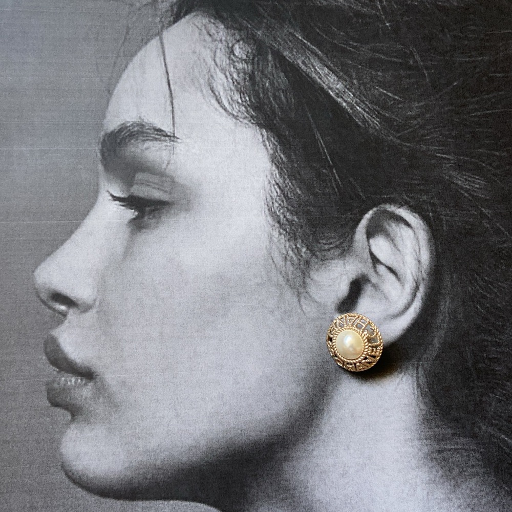 Chanel Pearl Logo Pierced - Picture 5 of 5